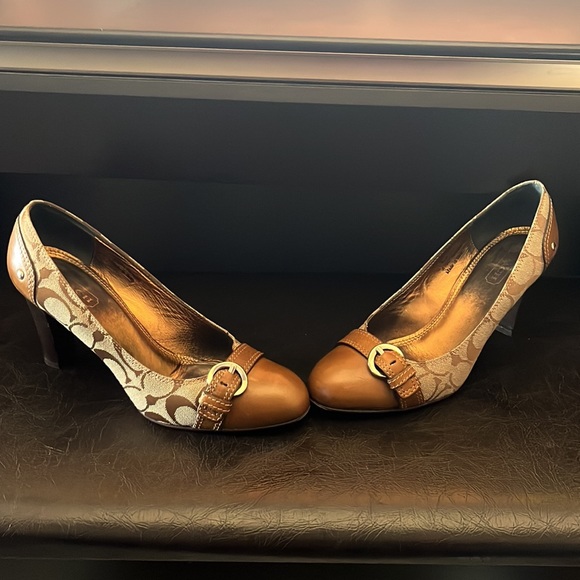 Coach Pumps - Picture 4 of 10